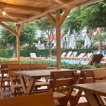 Bujtina E Zefit Holiday home *